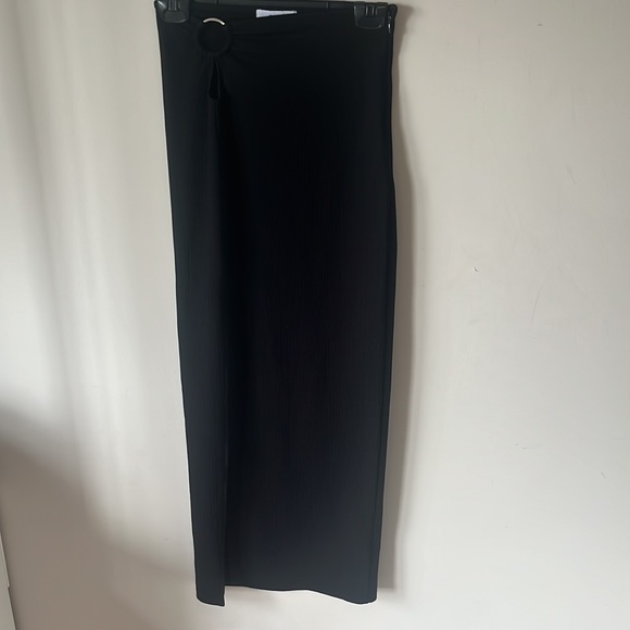 Black fitted bodycon midi skirt with slit and hook at waist - Picture 2 of 7